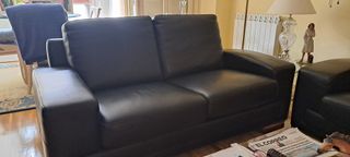 Conjunto dos sofás de cuero negro.