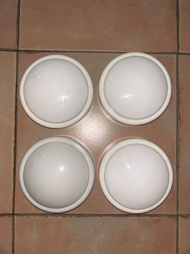 4 luci LED bianche alimentate a batteria