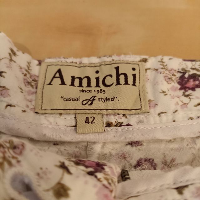 Shorts blancos floreados de Amichi. Talla 42