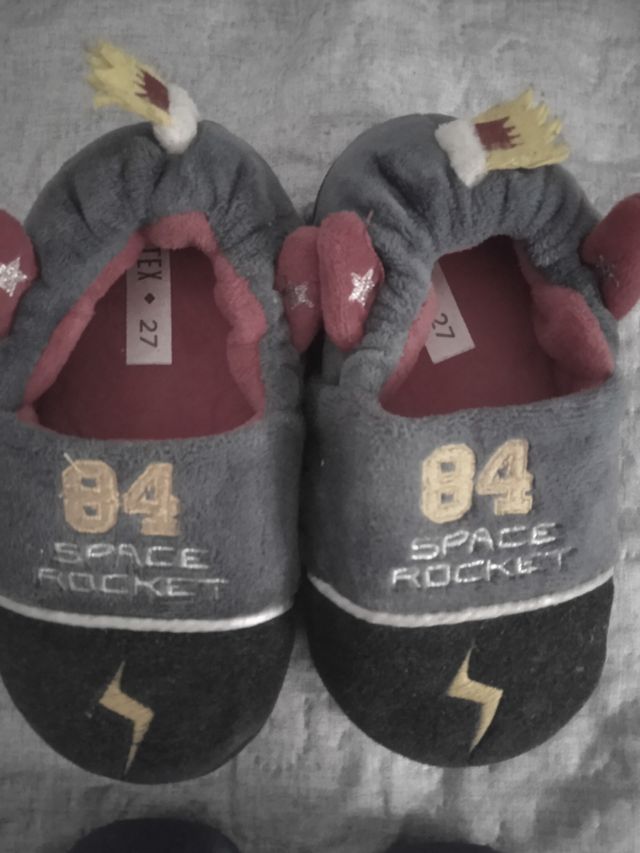 Pantuflas Niño Talla 27 - Marvel.
Dos pares.