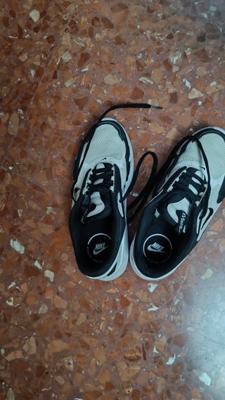 Zapatillas Nike blancas y negras