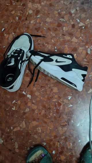 Zapatillas Nike blancas y negras