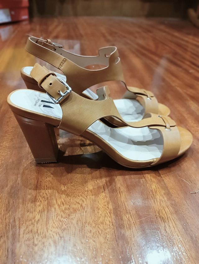 Sandalias tacón Vanessa Wu, Camel.