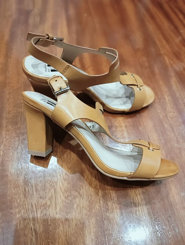 Sandalias tacón Vanessa Wu, Camel.