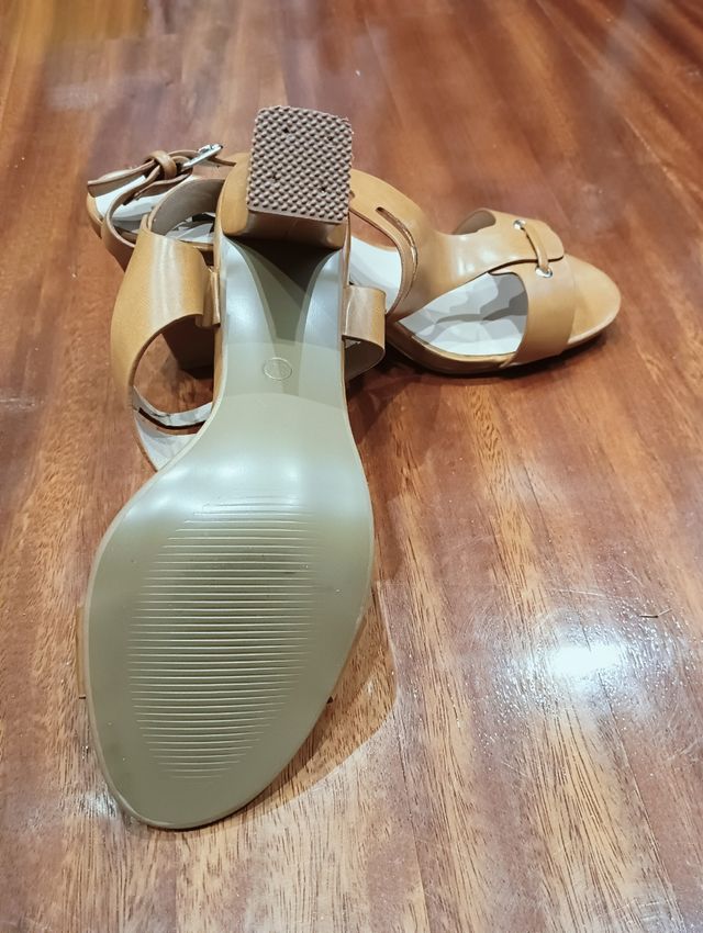 Sandalias tacón Vanessa Wu, Camel.