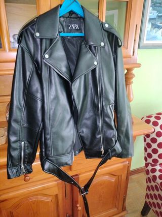 Cazadora Zara polipiel negra