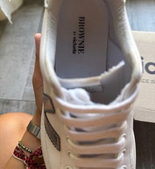 Zapatillas Victoria blancas y plateadas