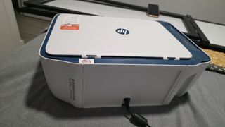 Impresora HP Deskjet 2721e - Blanca y Azul
