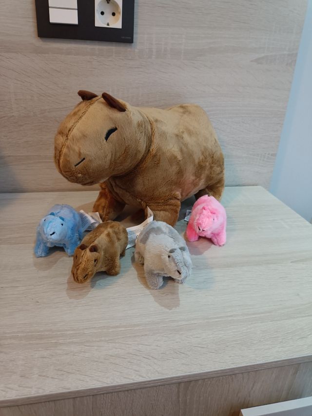 Capibara y crías peluche