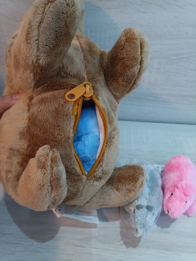 Capibara y crías peluche