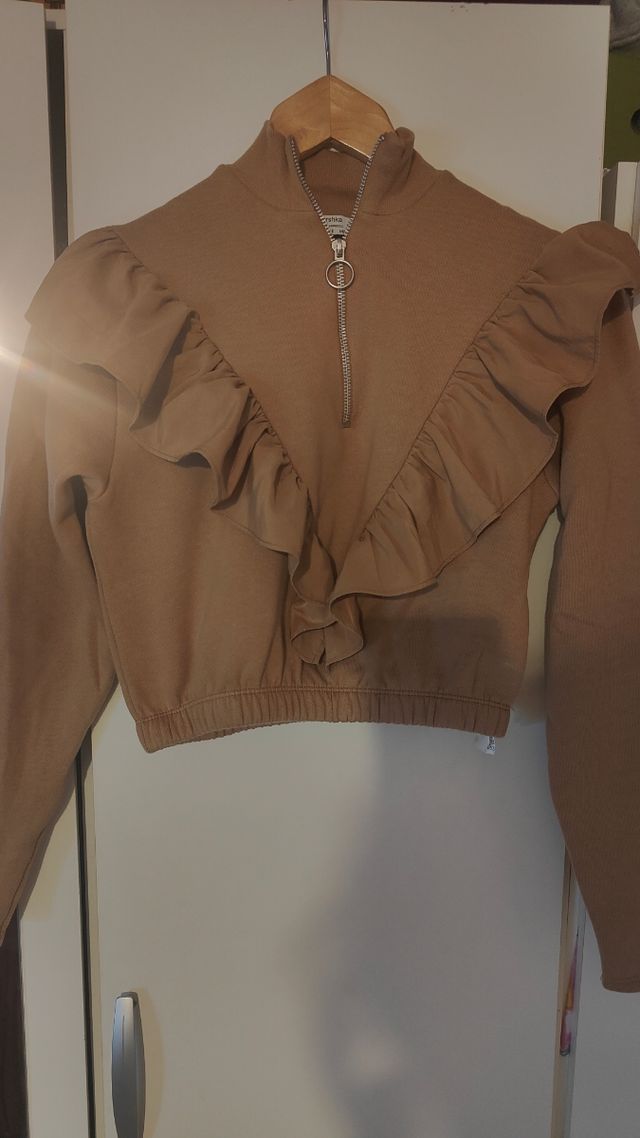 Sudadera marrón con volantes