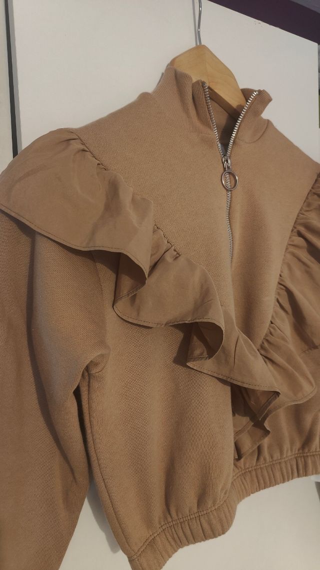 Sudadera marrón con volantes