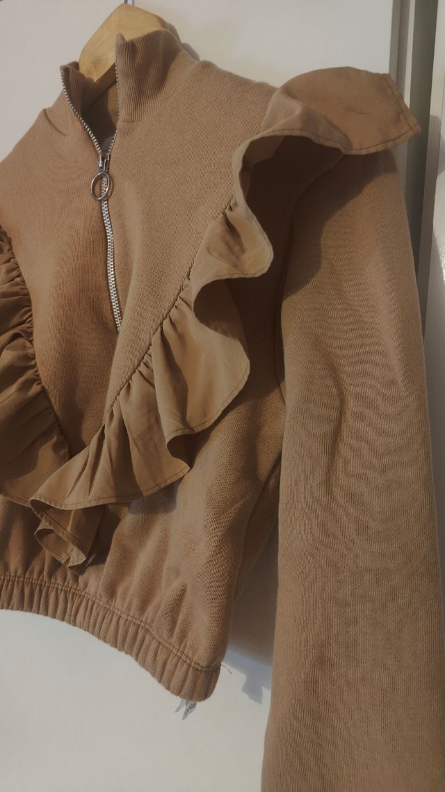 Sudadera marrón con volantes