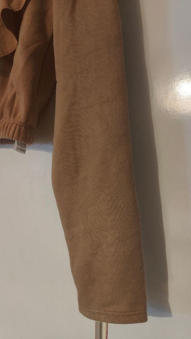Sudadera marrón con volantes