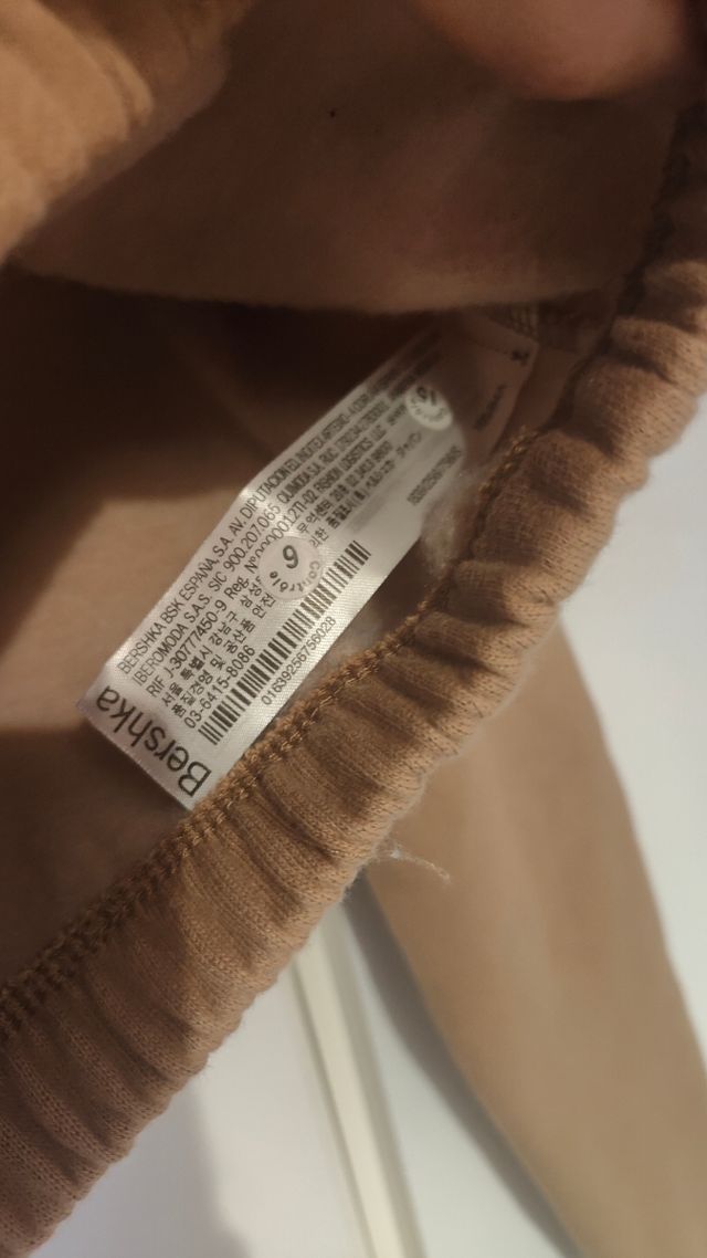 Sudadera marrón con volantes