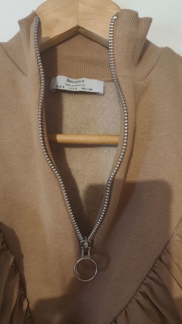 Sudadera marrón con volantes