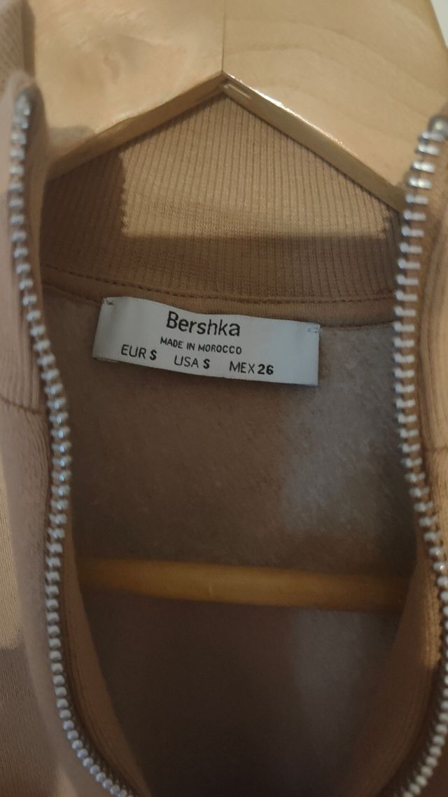 Sudadera marrón con volantes