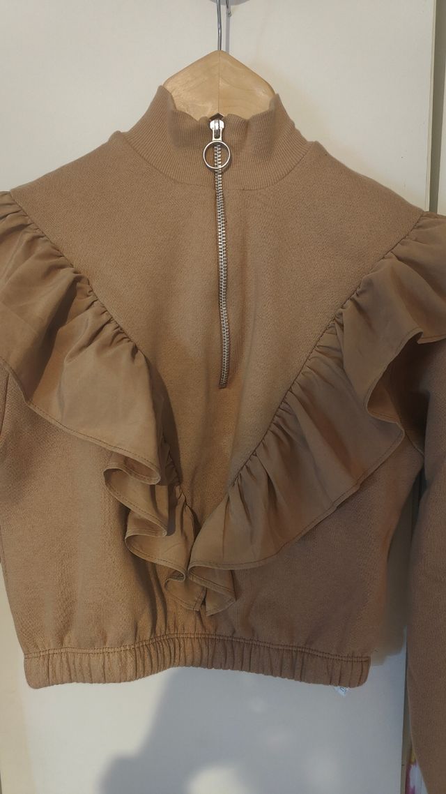 Sudadera marrón con volantes