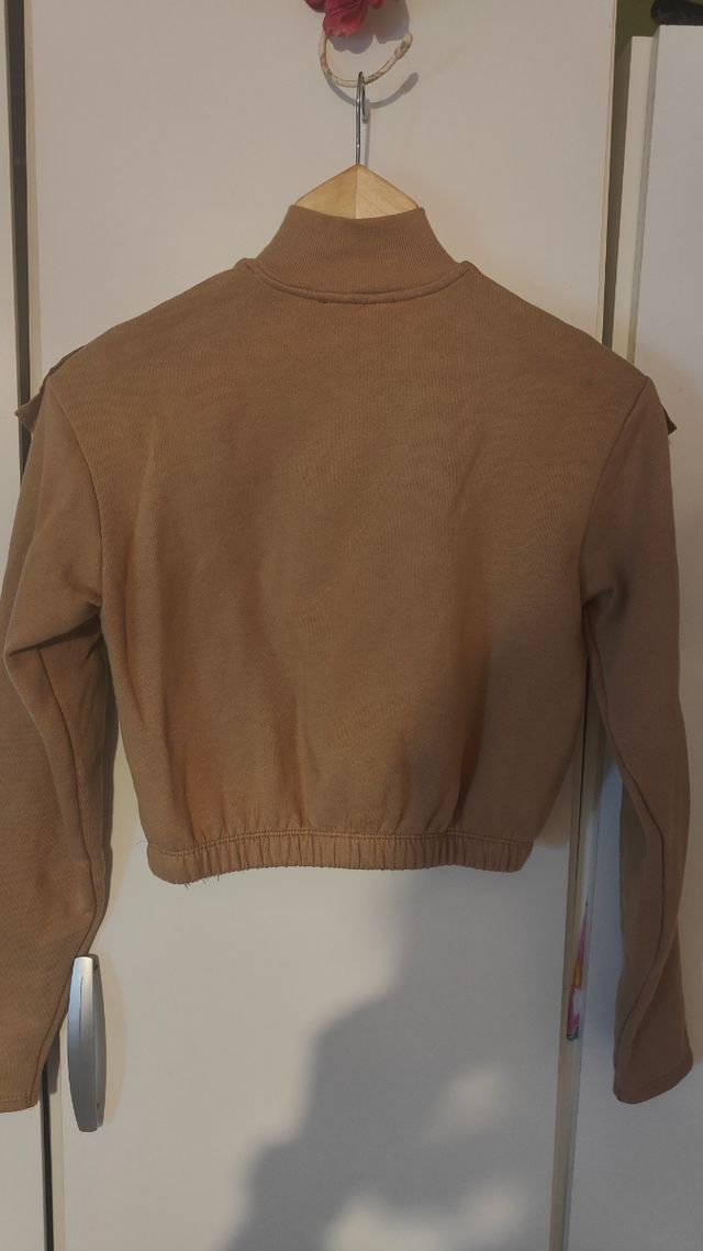 Sudadera marrón con volantes