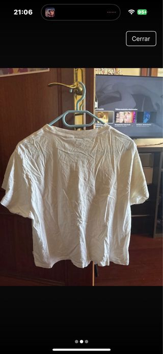 Camiseta Levi's dorada y blanca