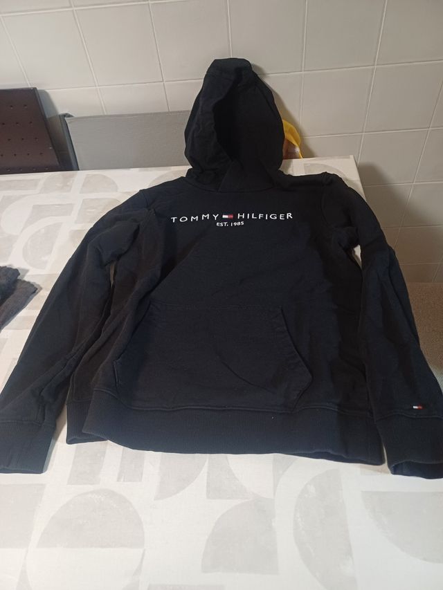 sudadera Tommy Hilfiger negra con capucha