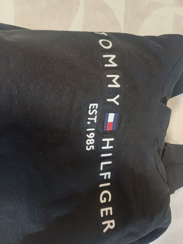 sudadera Tommy Hilfiger negra con capucha