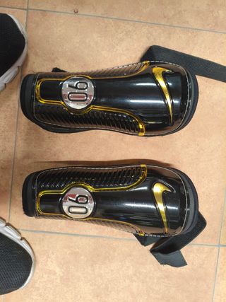 Espinilleras Nike 90