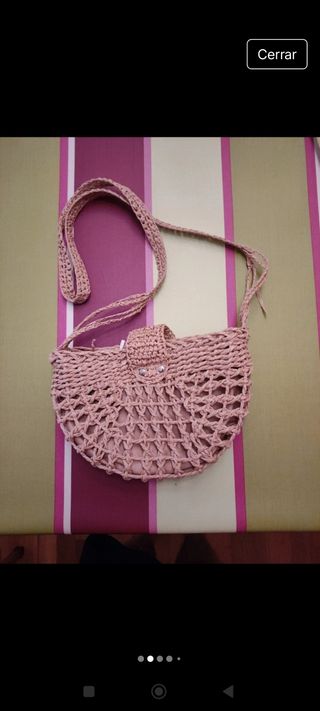 Bolso bandolera de la marca PULL&BEAR color paja.