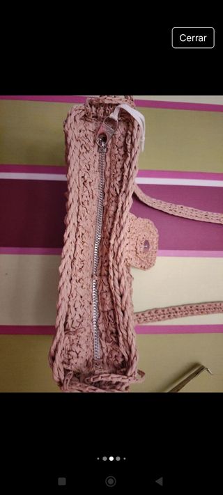 Bolso bandolera de la marca PULL&BEAR color paja.