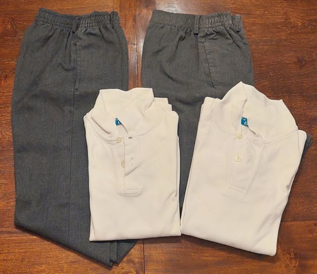 Uniforme escolar: 2 pantalones, 2 polos talla 10 a