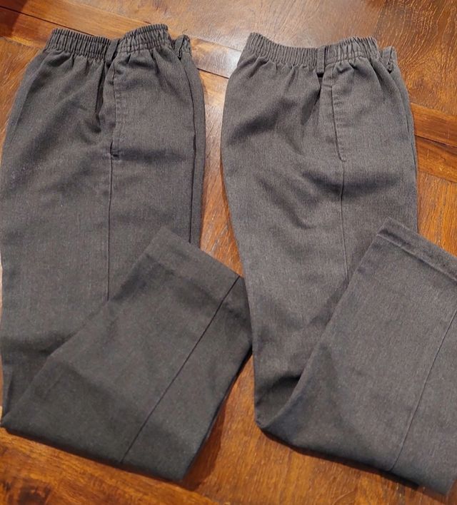 Uniforme escolar: 2 pantalones, 2 polos talla 10 a