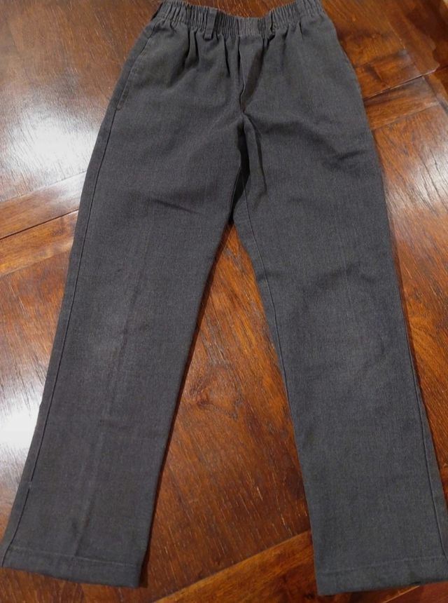 Uniforme escolar: 2 pantalones, 2 polos talla 10 a