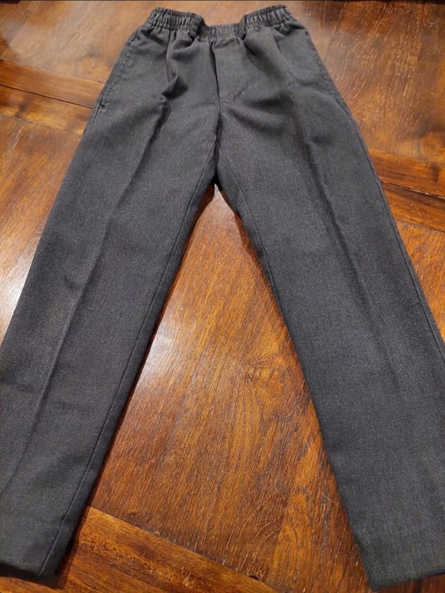 Uniforme escolar: 2 pantalones, 2 polos talla 10 a