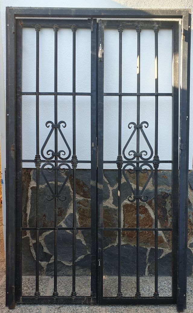 Rejas forja para ventanas y balconeras.Buen estado