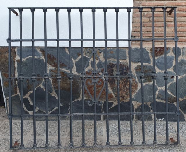 Rejas forja para ventanas y balconeras.Buen estado