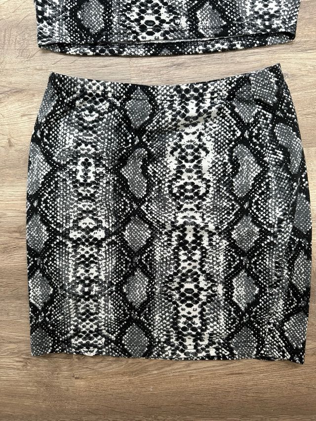 Conjunto falda y top serpiente