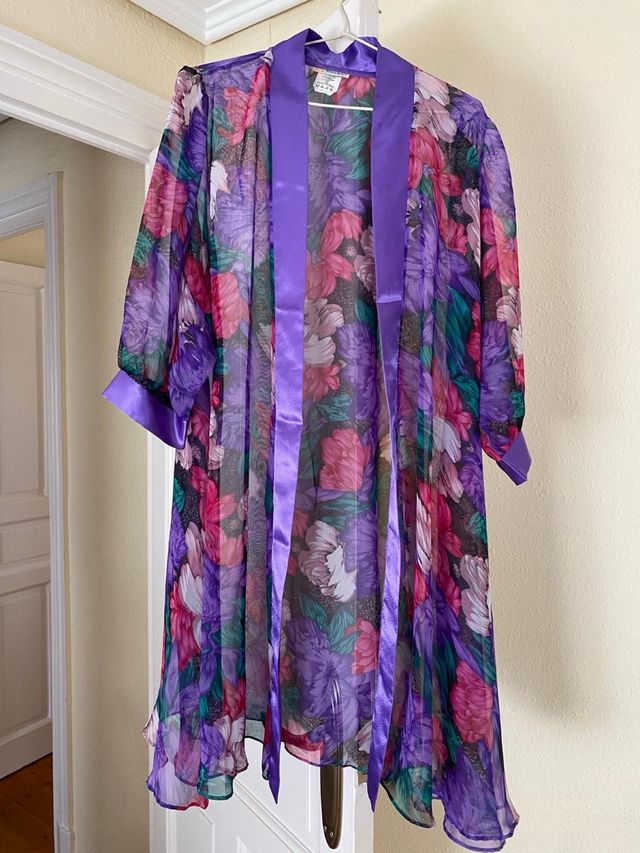 Batín floral morado elegante