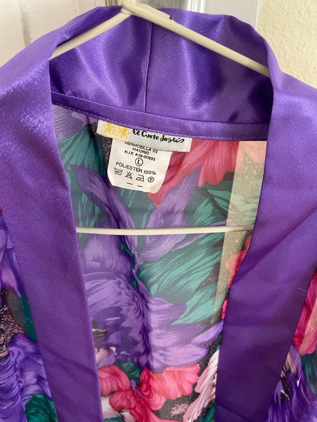 Batín floral morado elegante