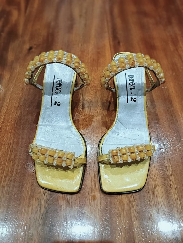 Sandalias Nerea amarillas - doradas,  tacón bajo.