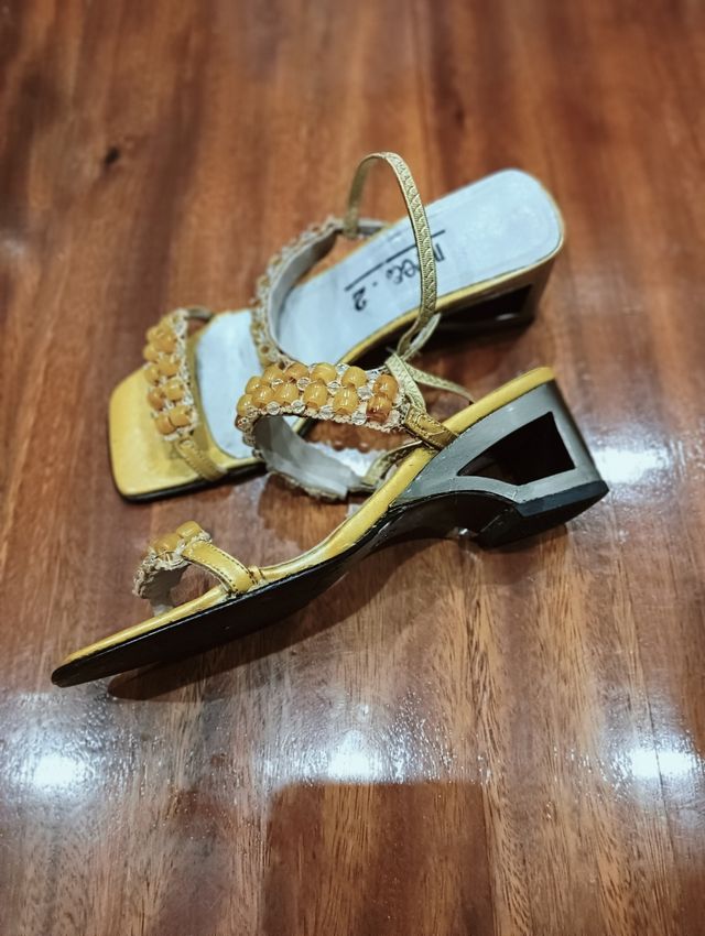 Sandalias Nerea amarillas - doradas,  tacón bajo.