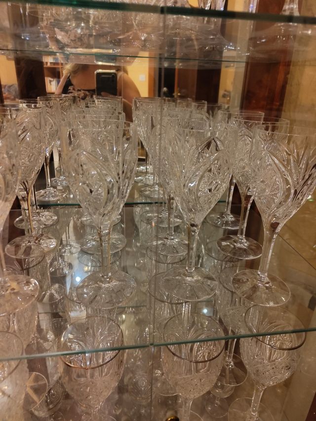 Vitrina vintage + 4 set x 12 copas cristal Bohemia