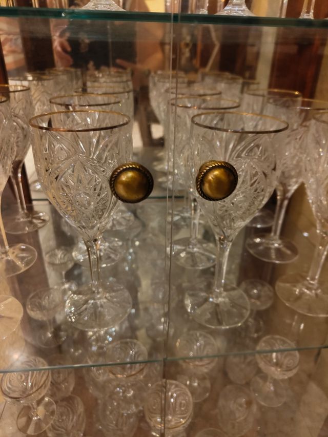 Vitrina vintage + 4 set x 12 copas cristal Bohemia