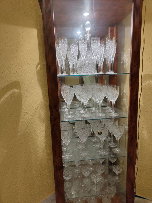 Vitrina vintage + 4 set x 12 copas cristal Bohemia