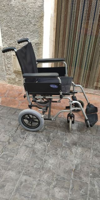 Silla de ruedas plegable en buen estado de uso. 