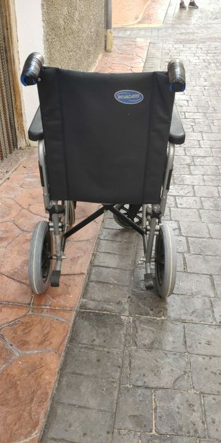 Silla de ruedas plegable en buen estado de uso. 