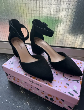Tacones elegantes negros.