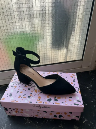 Tacones elegantes negros.