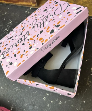 Tacones elegantes negros.