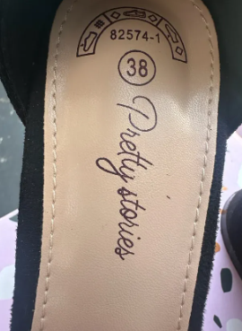Tacones elegantes negros.