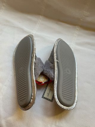 Zapatillas Encanto grises y plateadas